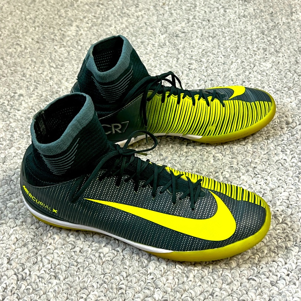 Indoor soccer cleats